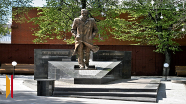 В Воронеже до конца года отремонтируют памятники Платонову и Пятницкому