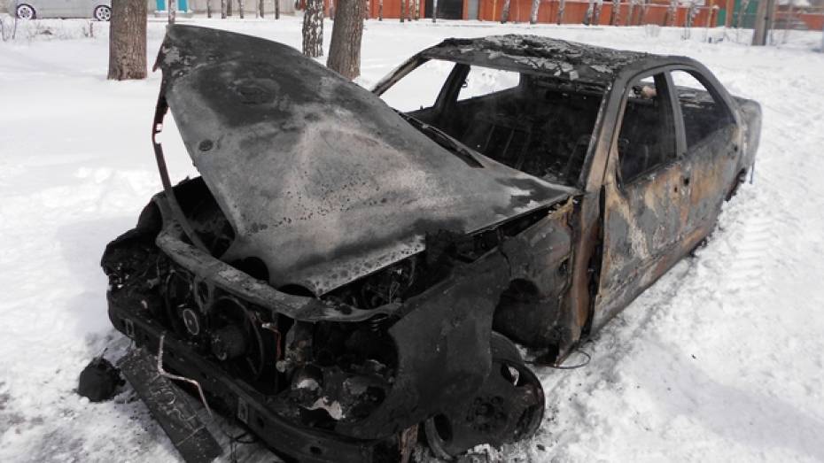 В Рамонском районе при проведении ремонтных работ дотла сгорел автомобиль
