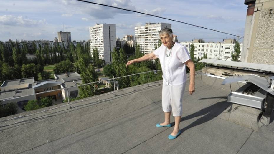 81-летняя пенсионерка из Воронежа забирается на крыши и спускается в подвалы