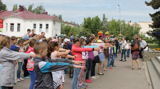 Флешмоб ко Дню друзей собрал более 500 семилукцев