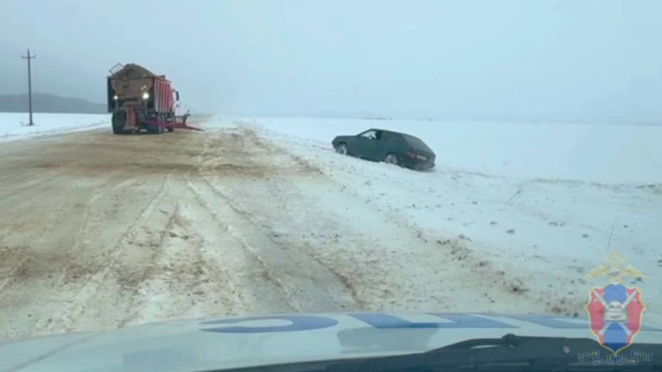 В Воронежской области госавтоинспекторы помогли водителю ВАЗ выбраться из ледяного плена