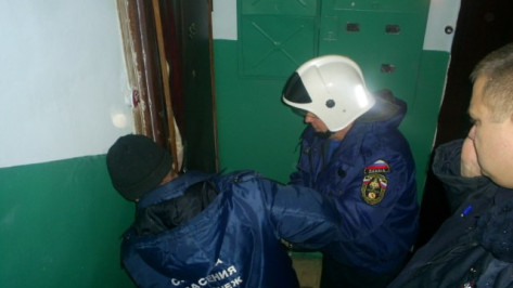 Воронежцы вызвали спасателей из-за захлопнувшейся двери квартиры