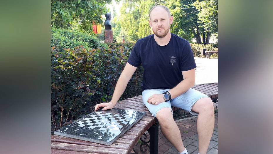 Житель Калача изготовил 3 шахматные доски из гранита в подарок горожанам