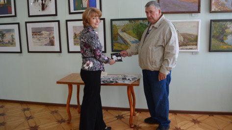 Острогожский художник передал Историко-художественному музею более 100 рисунков