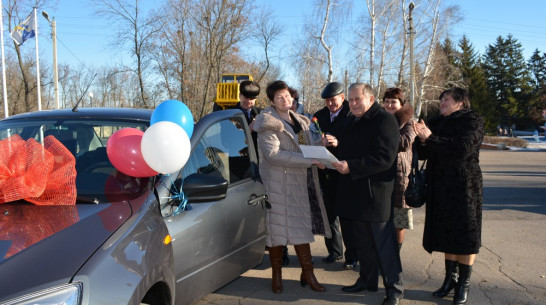 Доярка из нижнедевицкого села получила машину от сельхозпредприятия