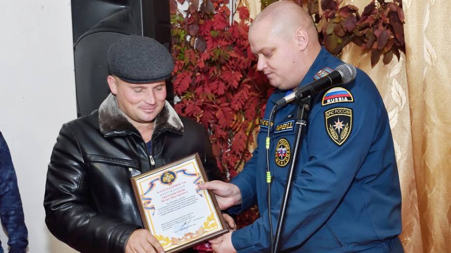 Воронежские спасатели наградили 5 селян за спасение людей из выгребной ямы