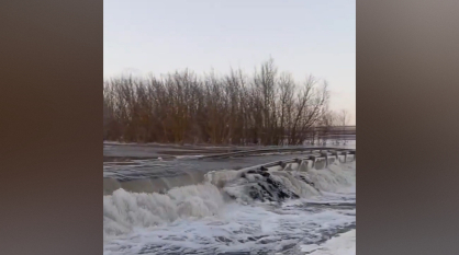 В Острогожском районе Воронежской области из-за подтопления перекрыли дорогу в районе села Криница