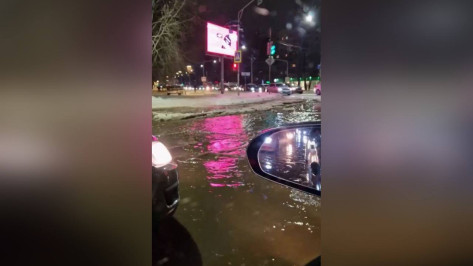 Улицу на левом берегу в Воронеже затопило из-за коммунальной аварии