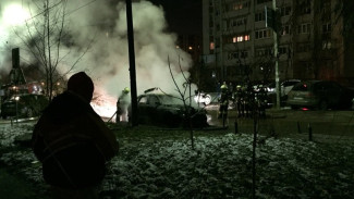 Кроссовер Audi сгорел на улице Ломоносова в Воронеже