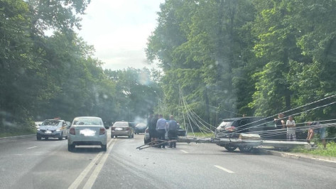 В Воронеже свалившая столб иномарка сбила пешехода на тротуаре