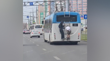 Воронежцы заметили зацеперов на троллейбусе: видео