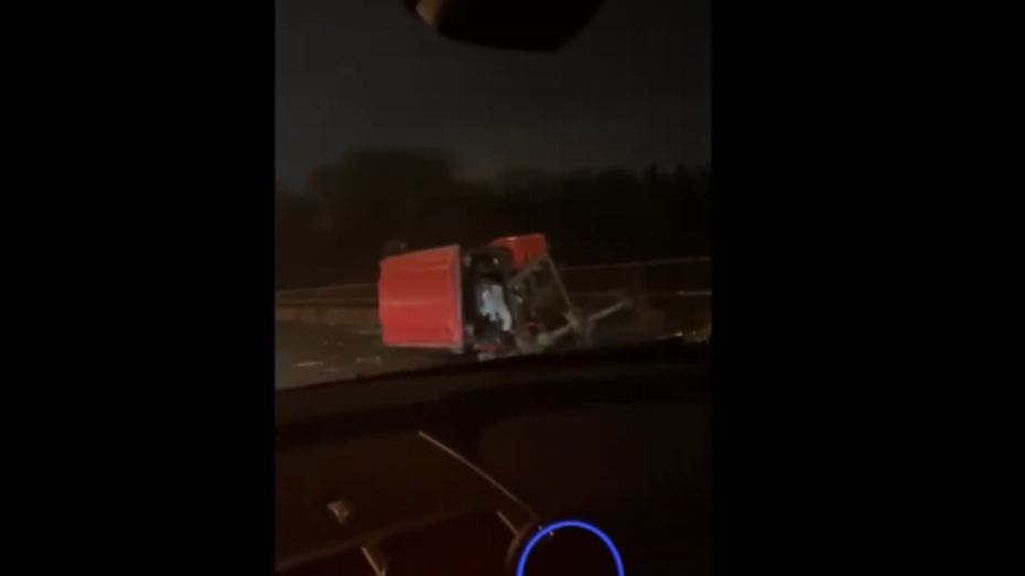 В Воронеже на видео попали последствия ДТП с перевернувшимся трактором
