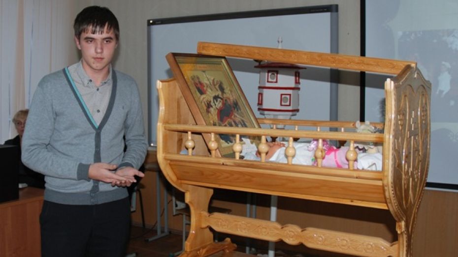 Школьник из Семилукского района сделал люльку для Христа