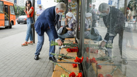 Губернатор принес цветы на место взрыва автобуса в Воронеже