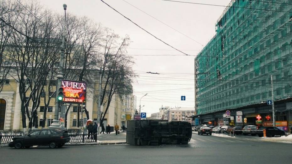 В центре Воронежа фургон перевернулся после столкновения с «ВАЗом» 