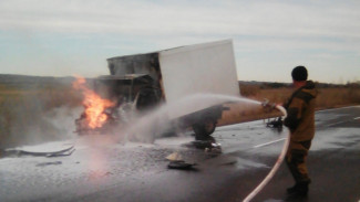 В Воронежской области «Газель» на трассе загорелась после аварии с погрузчиком