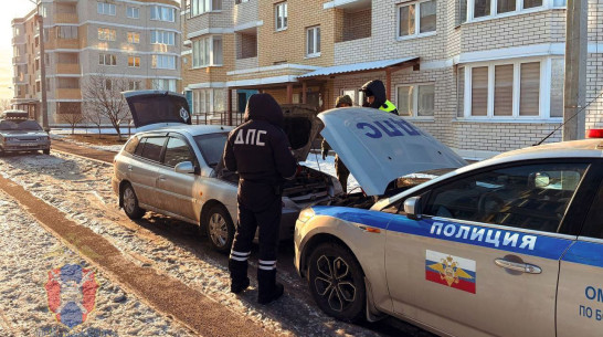 Воронежские полицейские вновь помогли водителю, у которого в мороз разрядился аккумулятор машины