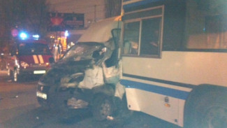 В аварии автобуса №80 и маршрутки пострадали пять человек