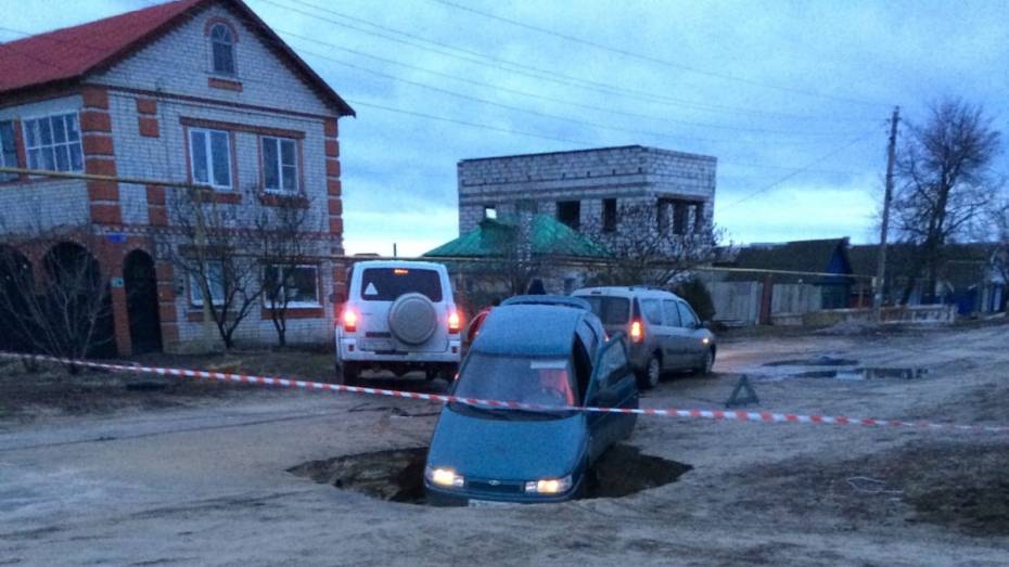 В Воронежской области автомобиль колесами провалился в 6-метровую яму