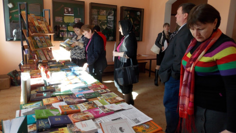 В Верхнемамонском Молодежном центре прошла выставка-ярмарка православной литературы