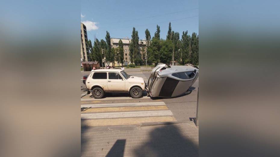 Машина перевернулась в Воронеже на проспекте Патриотов