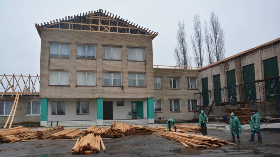 В Поворинском районе в сельской школе впервые за 37 лет отремонтировали крышу