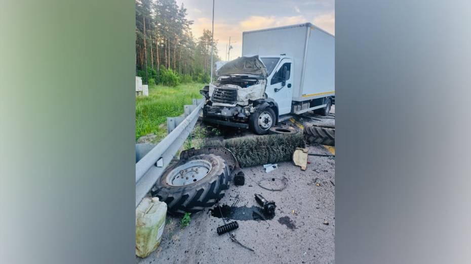 Пять человек пострадали в массовом ДТП с трактором в Воронеже