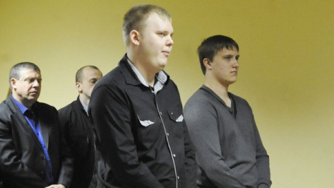В Воронеже экс-полицейским, осужденным за пытки с наручниками и ломом, изменили реальные сроки на условные 