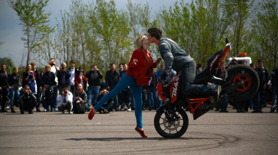 Стантрайдеры в Воронеже на скорости вставали на одно колесо и целовались с девушкой 