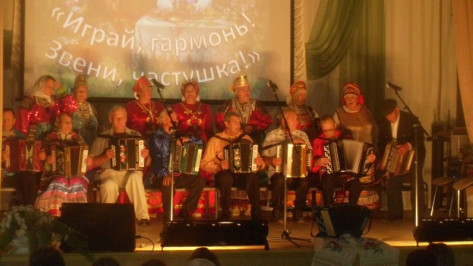 В Бутурлиновке прошел третий районный фестиваль гармонистов и частушечниц