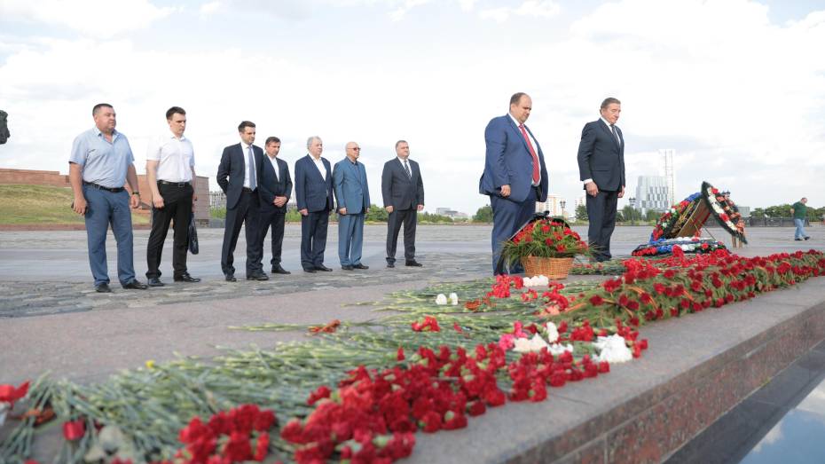 Делегация Воронежского землячества возложила цветы к монументу на Поклонной горе в Москве