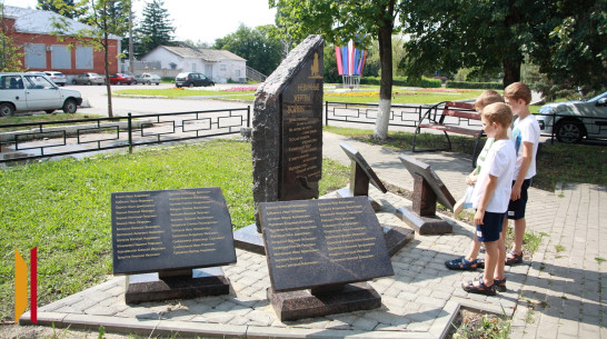 В Каменке установили памятник детям, погибшим от мин и снарядов во время ВОВ и в послевоенные годы