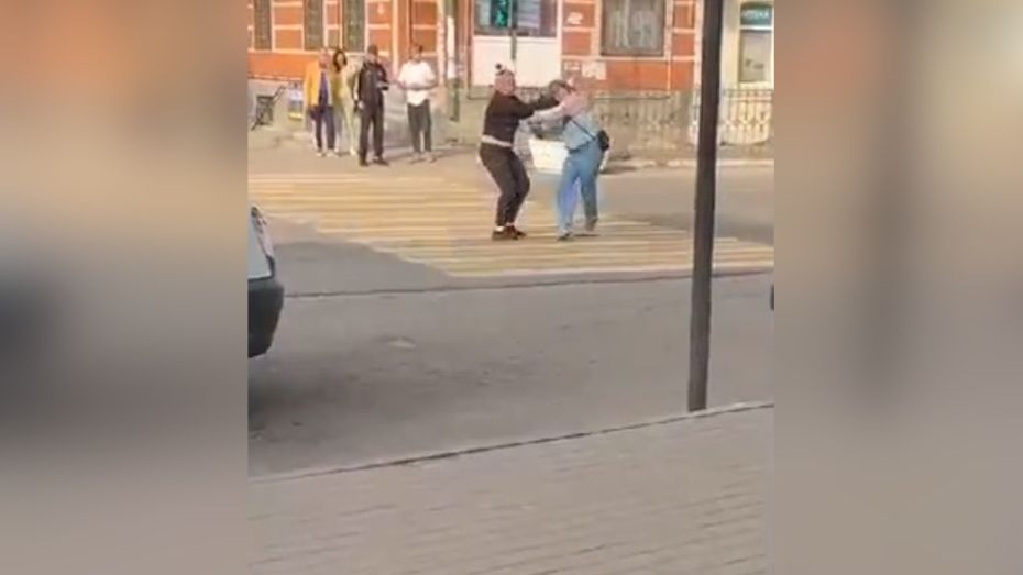 Разборку мужчины и женщины на дороге сняли на видео