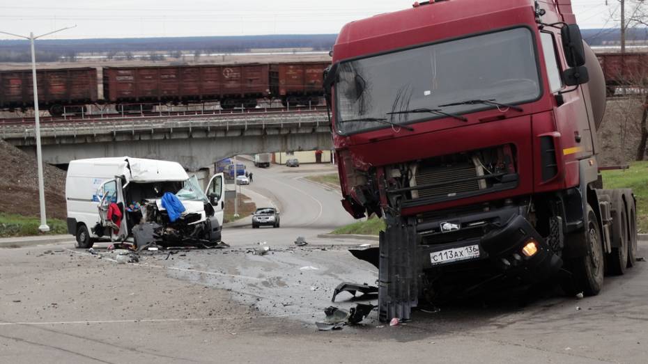 В Боброве столкнулись микроавтобус и молоковоз