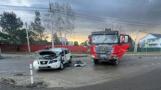 В столкновении легковушки и фуры в Воронеже погибли 70-летний мужчина и 65-летняя женщина