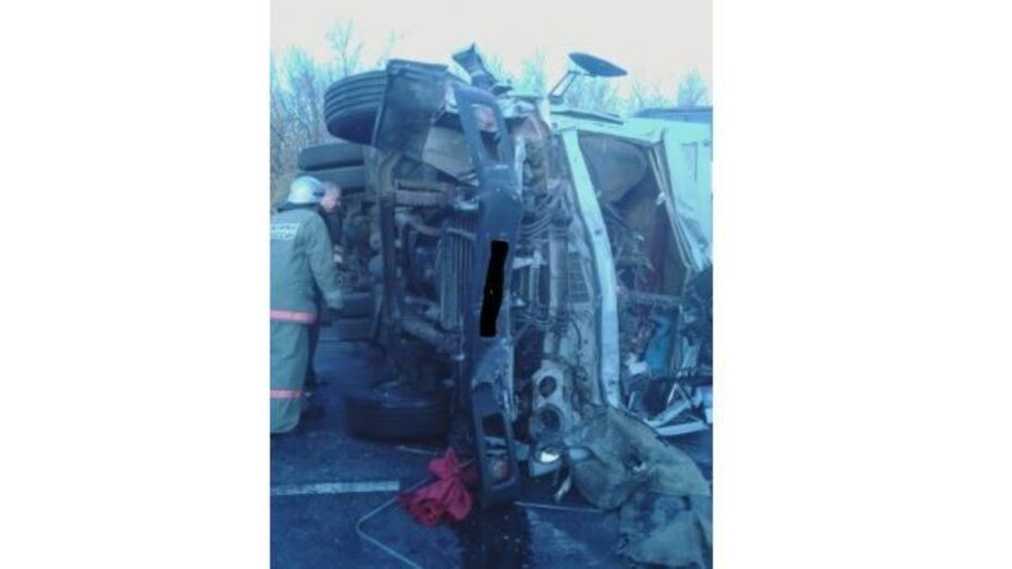 «КАМАЗ» врезался во внедорожник и пассажирский автобус в Воронежской области