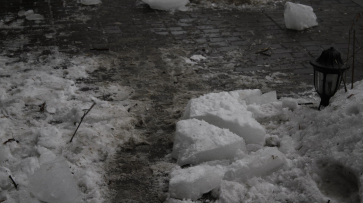 В центре Воронежа ледяная глыба травмировала пенсионерку
