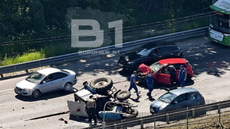 В Воронеже на Московском проспекте у ЖК «Грин Парк» перевернулся трактор