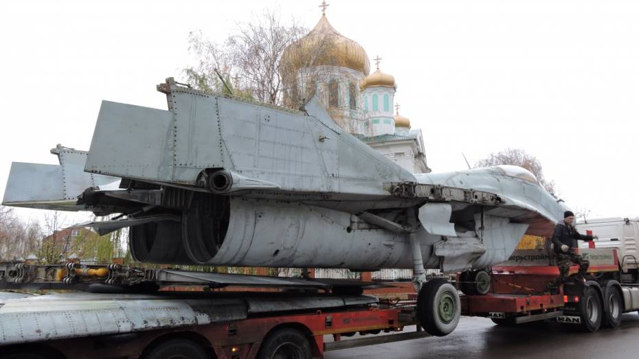 В Кантемировский музей военной техники привезли истребитель
