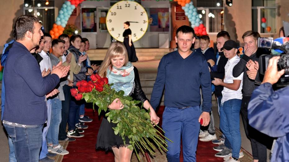 В Семилуках парень устроил возлюбленной романтический флешмоб в День города