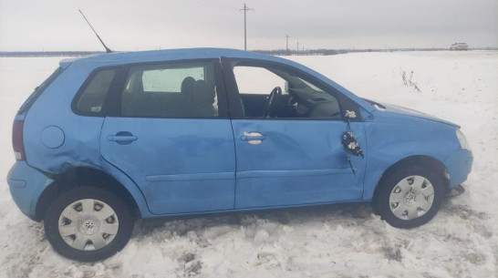 В Воронежской области Volkswagen вылетел с дороги в кювет: пострадала 72-летняя женщина