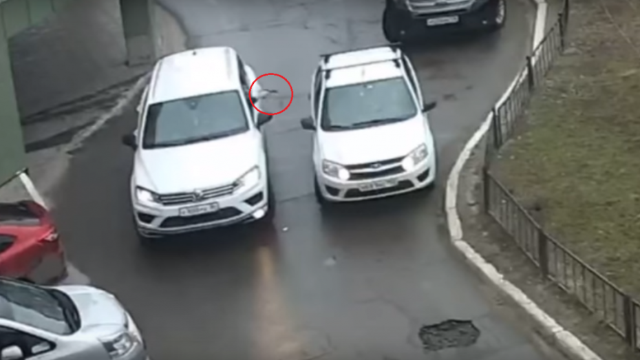 Появилось видео стрельбы автомобилиста во дворе Воронежа из-за парковки