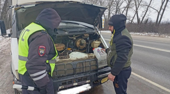 Панинские госавтоинспекторы помогли водителю сломавшейся на трассе «Газели»