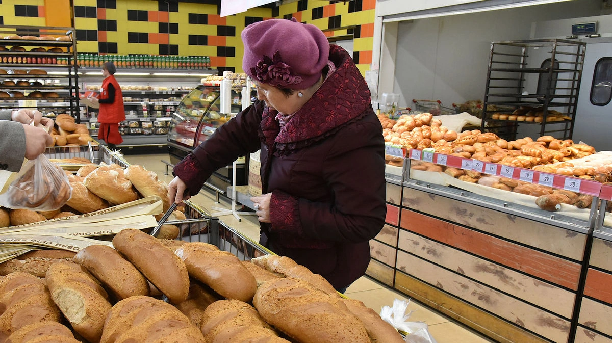 хлебобулочные изделия на прилавке. хлеб и хлебобулочные изделия в магазине. хлеб на прилавке. магазин хлебобулочных изделий. хлеб на прилавке.