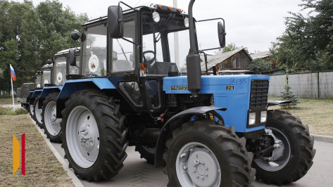 В Воронежской области рабочий упал с борта трактора и получил тяжелые травмы