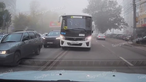 В Воронеже водитель чудом избежал ДТП с выехавшей на встречку маршруткой: видео