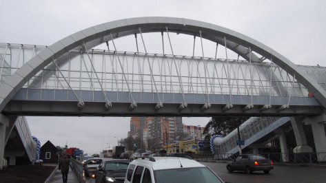 В Воронеже у танка открыли надземный пешеходный переход