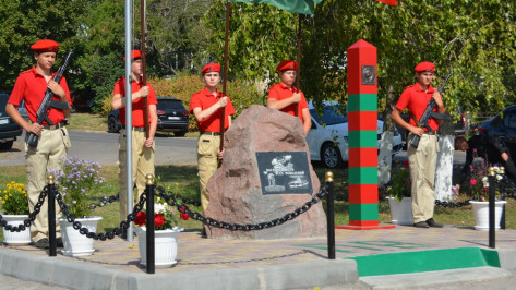 В Богучаре установили памятник землякам-пограничникам