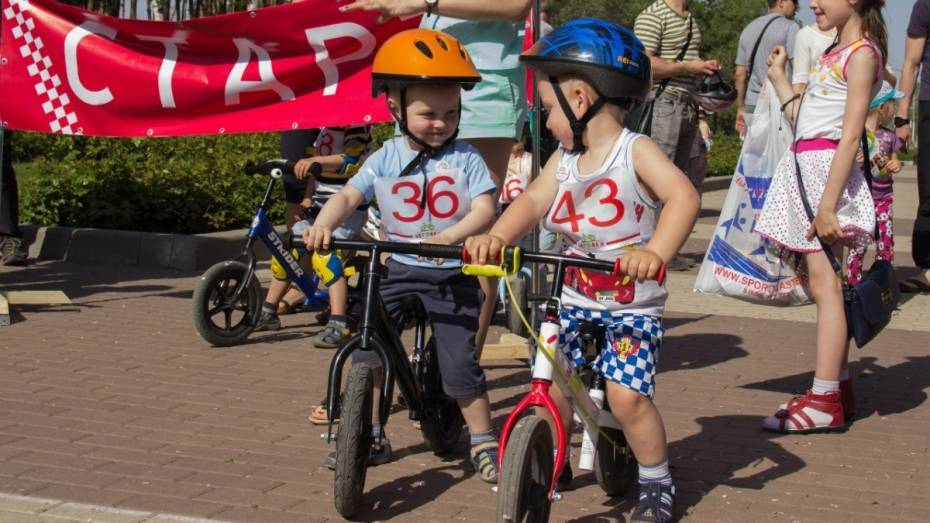 В Воронеже впервые малыши поучаствовали в гонке на беговелах