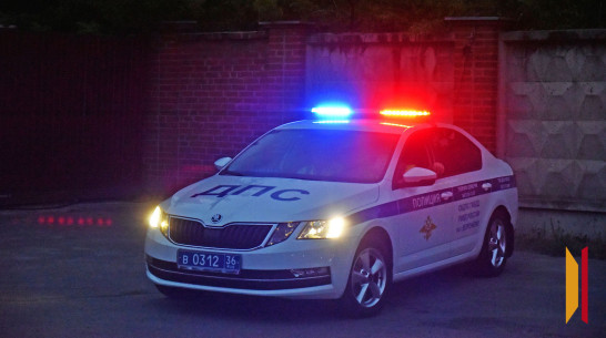 В Воронеже госавтоинспекторы спасли девушку, которая потеряла сознание за рулем